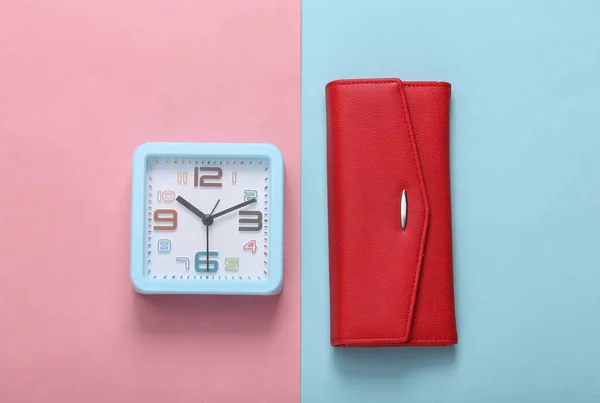 Relógio Alarme Quadrado Com Carteira Fundo Azul Rosa Vista Superior — Fotografia de Stock
