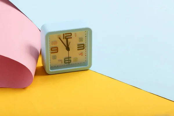 Reloj Despertador Cuadrado Sobre Fondo Color — Foto de Stock
