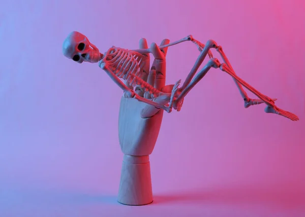 Esqueleto Mano Madera Color Rosa Degradado Azul Luz Neón —  Fotos de Stock
