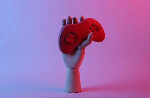 Kéz Kezében Rózsaszín Gamepad Rózsaszín Kék Gradiens Neon Fény — Stock Fotó