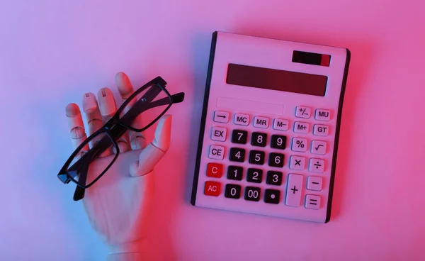 Kalkulačka Dřevěná Ruka Držící Sklenice Růžově Modrém Svitu — Stock fotografie