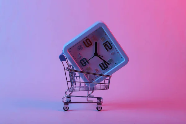 Shopping Vagn Med Väckarklocka Rosa Blå Gradient Neon Ljus — Stockfoto