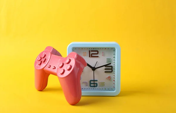 Relógio Despertador Gamepad Fundo Amarelo Hora Jogar — Fotografia de Stock