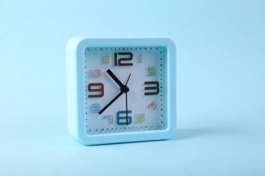 Mavi arkaplanda kare alarm saati