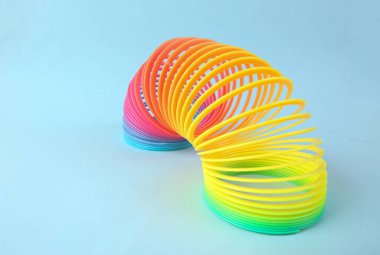 Mavi arkaplanda sinsi gökkuşağı spirali