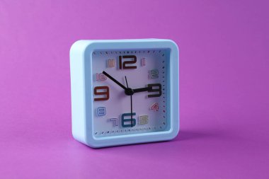 Mor arkaplanda kare alarm saati