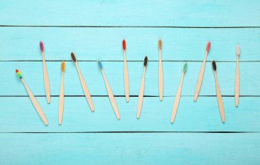 Tahta masadaki eko bambu diş fırçaları.