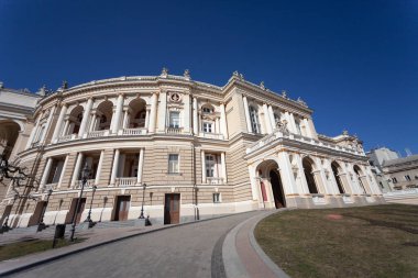 ODESSA, UKRAINE - 10 Nisan 2021: Odessa Opera ve Bale Tiyatrosu, 1887 'de inşa edildi. Geniş açı