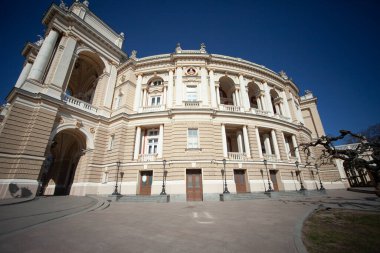 ODESSA, UKRAINE - 10 Nisan 2021: Odessa Opera ve Bale Tiyatrosu, 1887 'de inşa edildi. Geniş açı