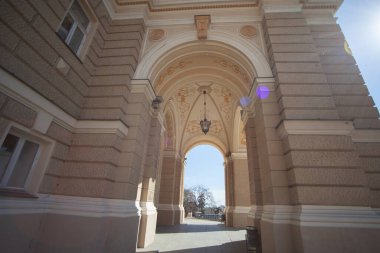 ODESSA, UKRAINE - 10 Nisan 2021: Odessa Opera ve Bale Tiyatrosu, 1887 'de inşa edildi. Geniş açı