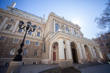 ODESSA, UKRAINE - 10 Nisan 2021: Odessa Opera ve Bale Tiyatrosu, 1887 'de inşa edildi. Geniş açı