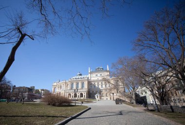 ODESSA, UKRAINE - 10 Nisan 2021: Odessa Opera ve Bale Tiyatrosu, 1887 'de inşa edildi. Geniş açı