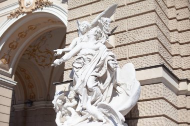 ODESSA, UKRAINE - 10 Nisan 2021: Odessa Operası ve Bale Tiyatrosu 'ndaki antik heykeller