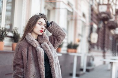 Şehirdeki lüks kürklü moda kadını.