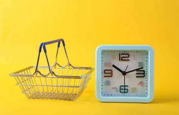 Orologio Con Carrello Fondo Giallo Tempo Shopping — Foto Stock