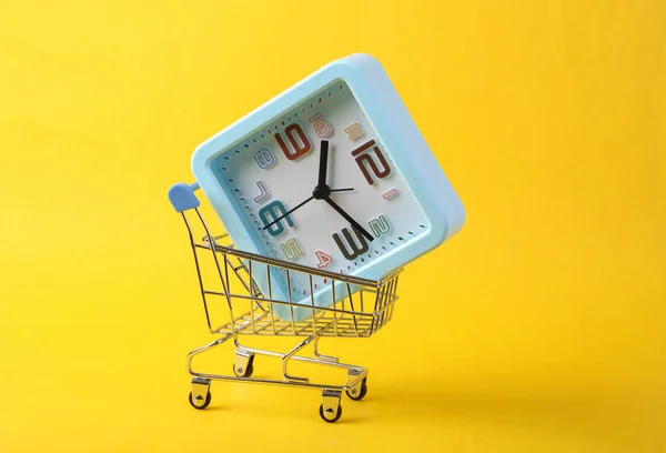 Carrello Shopping Con Orologio Sfondo Giallo Tempo Shopping — Foto Stock