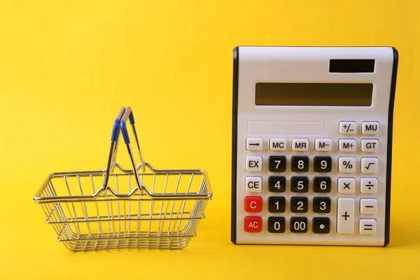 Calcolatrice Cesto Del Supermercato Sfondo Giallo — Foto Stock
