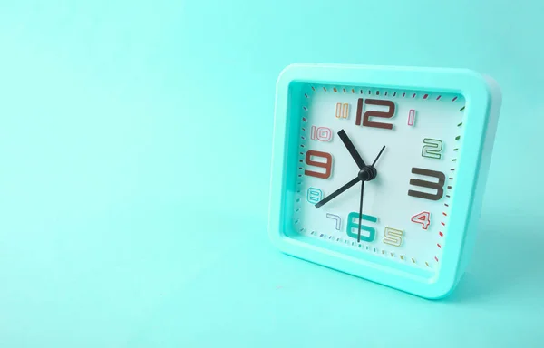 Relógio Alarme Quadrado Fundo Azul — Fotografia de Stock
