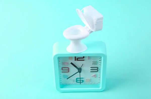 Wecker Und Mini Toilette Auf Blauem Hintergrund Falsches Timing — Stockfoto