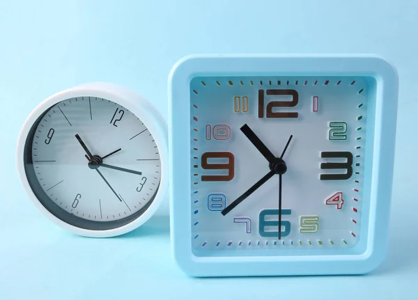 Dos Relojes Alarma Sobre Fondo Azul —  Fotos de Stock