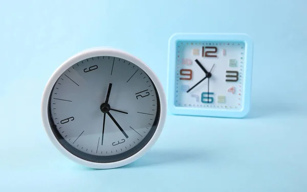 Dos Relojes Alarma Sobre Fondo Azul — Foto de Stock