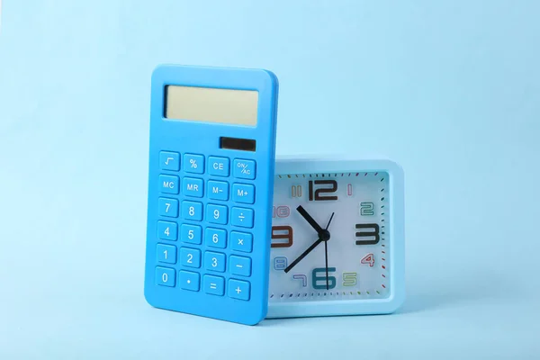 Relógio Alarme Calculadora Fundo Azul — Fotografia de Stock