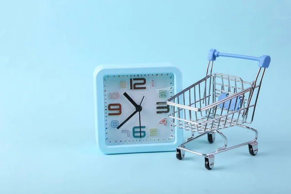 Chariot Achat Avec Horloge Sur Fond Bleu Temps Shopping — Photo