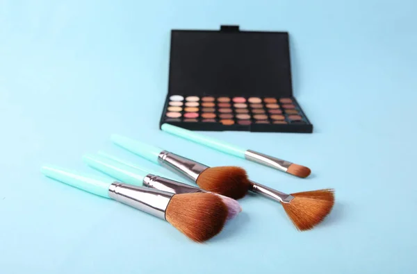 Eyeshadow Palette Brushes Blue Background — Stock Photo, Image