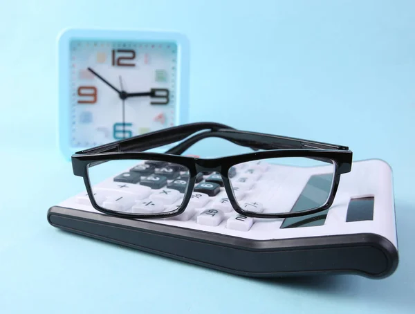 Calculadora Com Óculos Despertador Fundo Azul — Fotografia de Stock