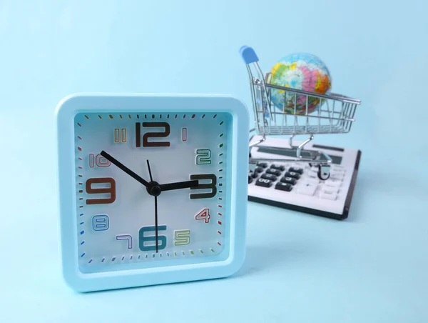 Relógio Despertador Carrinho Compras Calculadora Fundo Azul Tempo Compras — Fotografia de Stock