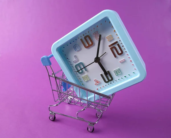Reloj Con Carrito Compras Sobre Fondo Púrpura Tiempo Compras —  Fotos de Stock