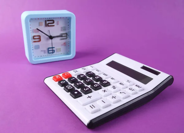 Relógio Alarme Calculadora Fundo Roxo — Fotografia de Stock