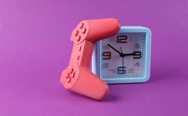Relógio Alarme Joystick Fundo Roxo Hora Jogar Videogames — Fotografia de Stock