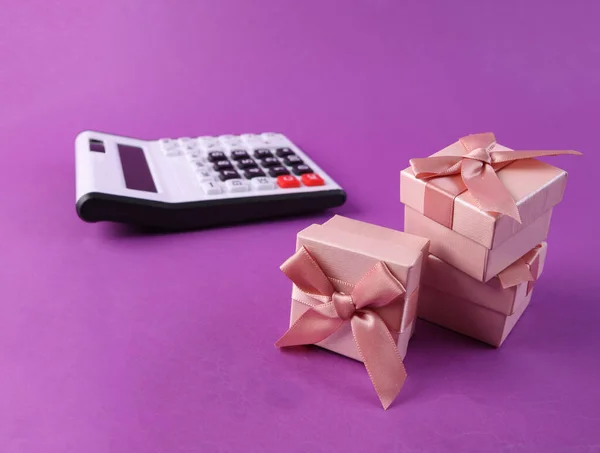 Stapel Geschenkdozen Rekenmachine Paarse Achtergrond — Stockfoto