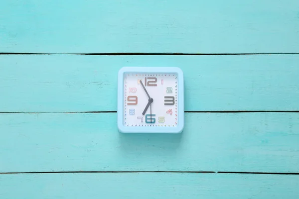 Relógio Alarme Quadrado Fundo Madeira Azul — Fotografia de Stock