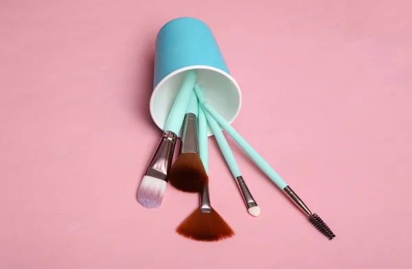 Makyaj Fırçaları Pembe Pastel Arka Planda Karton Bardakta — Stok fotoğraf