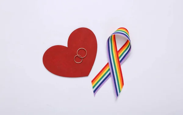 Lgbt Regenboog Lint Trots Tape Symbool Met Gouden Trouwringen Hart — Stockfoto