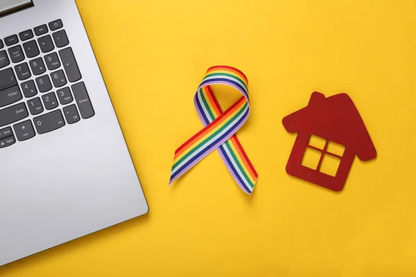 Casa Brinquedo Fita Arco Íris Lgbt Laptop Fundo Amarelo Tolerância — Fotografia de Stock