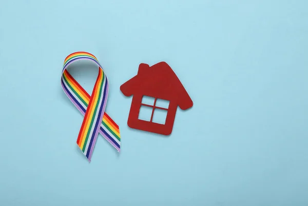 Speelgoedhuis Lgbt Regenboog Tape Blauwe Achtergrond Tolerantie Voor Het Gemeenschapsconcept — Stockfoto