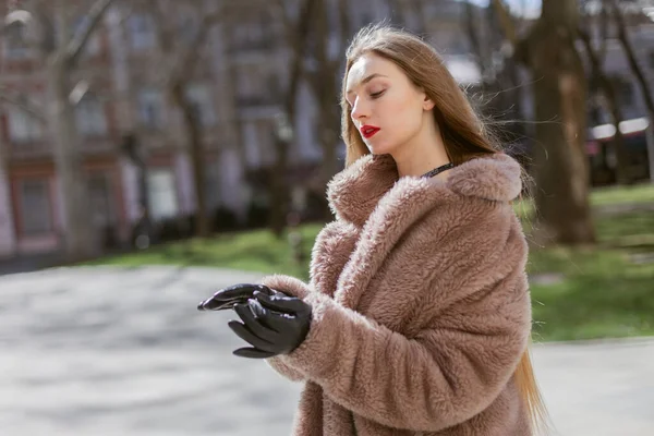 Модный Снимок Женщина Шубе Надевает Кожаные Перчатки — стоковое фото