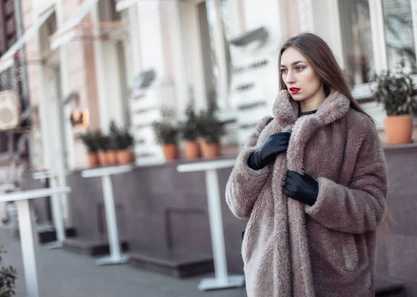 Mode Kvinna Lyxig Päls Staden — Stockfoto