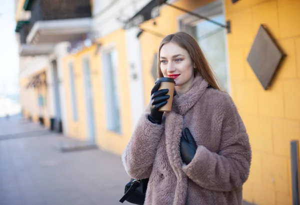 Ung Glad Kvinna Lyxig Päls Dricker Kaffe Språng Staden — Stockfoto