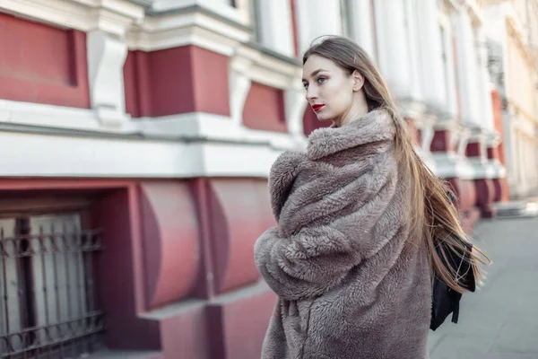 Fashion Woman Luxurious Fur Coat Walking City — 图库照片