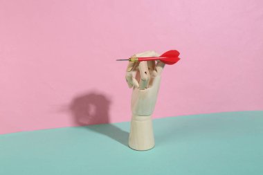 Mavi pastel arka planda ahşap el dart. Moda gölgesi. Sanat kavramı. Minimalizm. Yaratıcı yerleşim