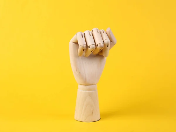 Trä Hand Visar Knytnäve Gest Gul Bakgrund Feminismens Symbol — Stockfoto