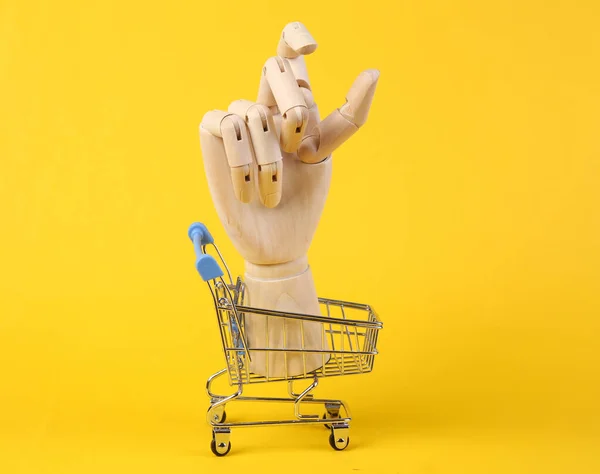 Mano Madera Carro Compra Sobre Fondo Amarillo — Foto de Stock