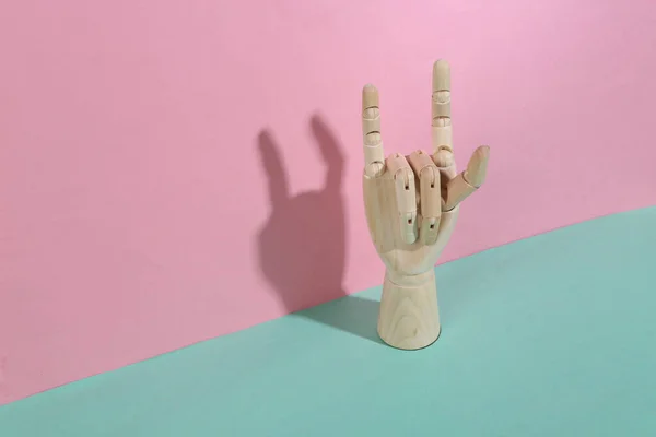 Ξύλινο Χέρι Δείχνει Ροκ Χειρονομία Μπλε Ροζ Παστέλ Φόντο Μοντέρνα — Φωτογραφία Αρχείου