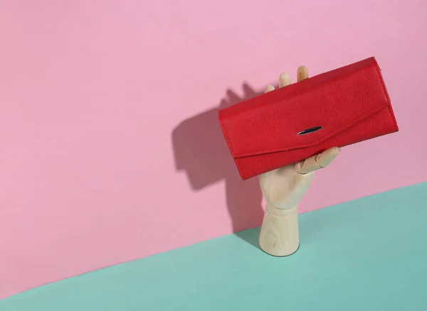 Mano Madera Que Sostiene Billetera Roja Sobre Fondo Pastel Rosa — Foto de Stock