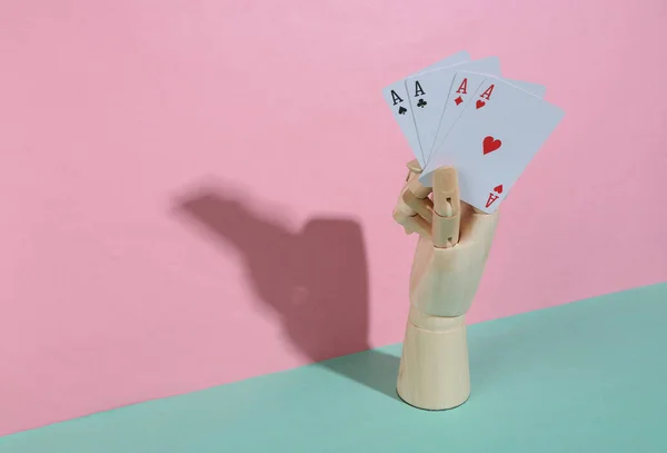 Mano Madera Sosteniendo Cuatro Ases Sobre Fondo Pastel Rosa Azulado — Foto de Stock