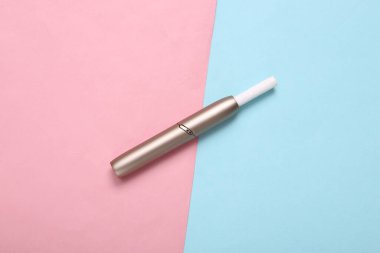 Pembe mavi pastel arka planda tütün ısıtma sistemi. Üst görünüm